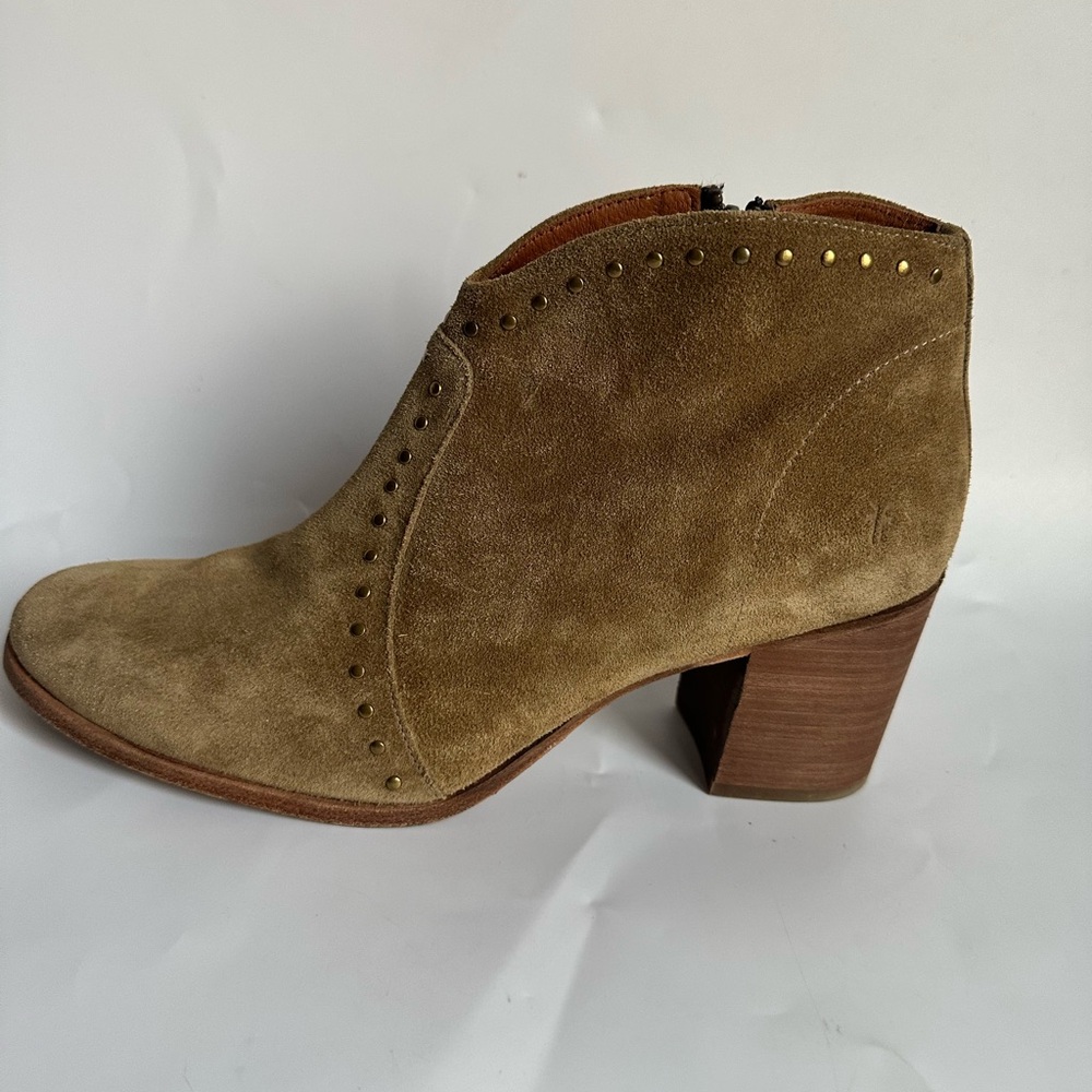 FRYE Nora Stud Zip Short Boots Tan Suede Size 10B